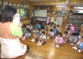 園庭で水あそび